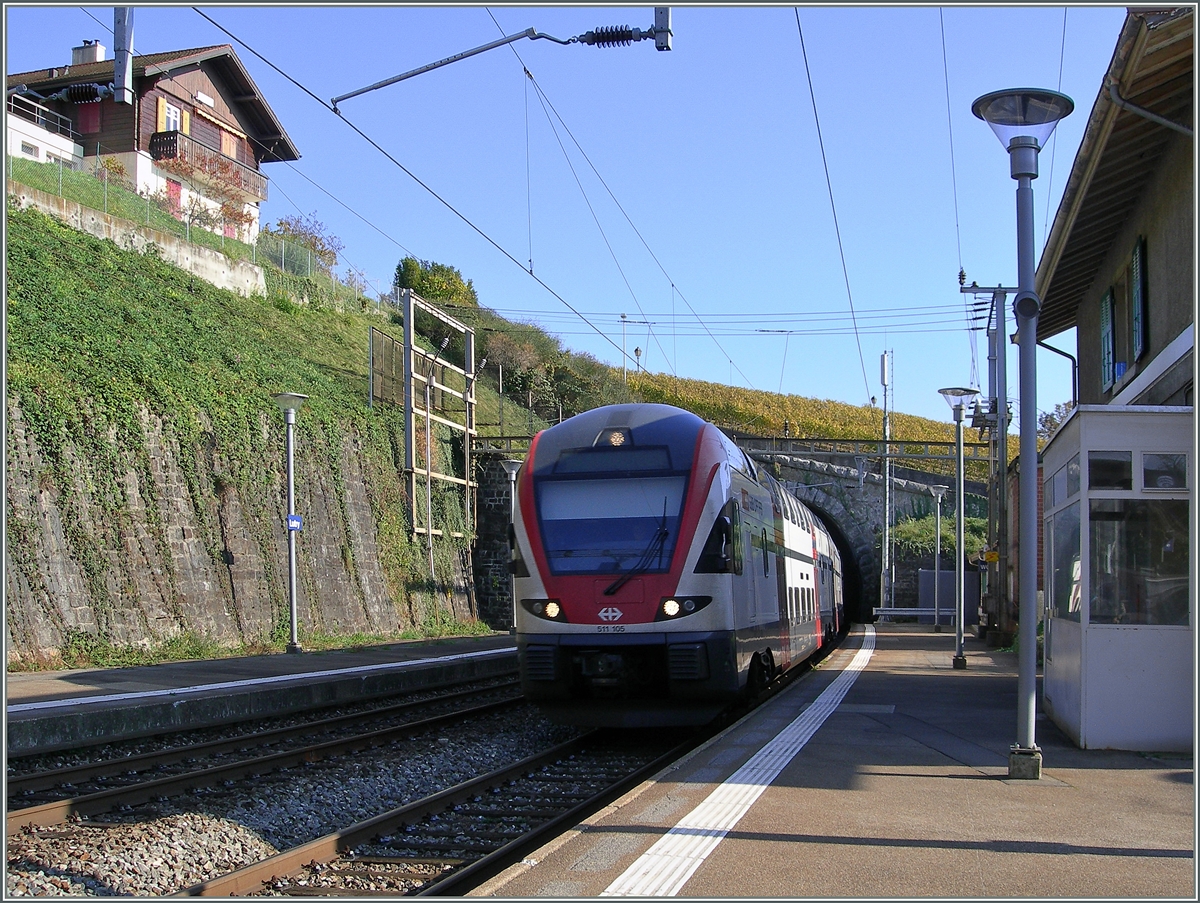 SBB RABe 511 105 als RE von Vevey nach Genève bei der Durchfahrt in Luty.
28. Okt. 2014