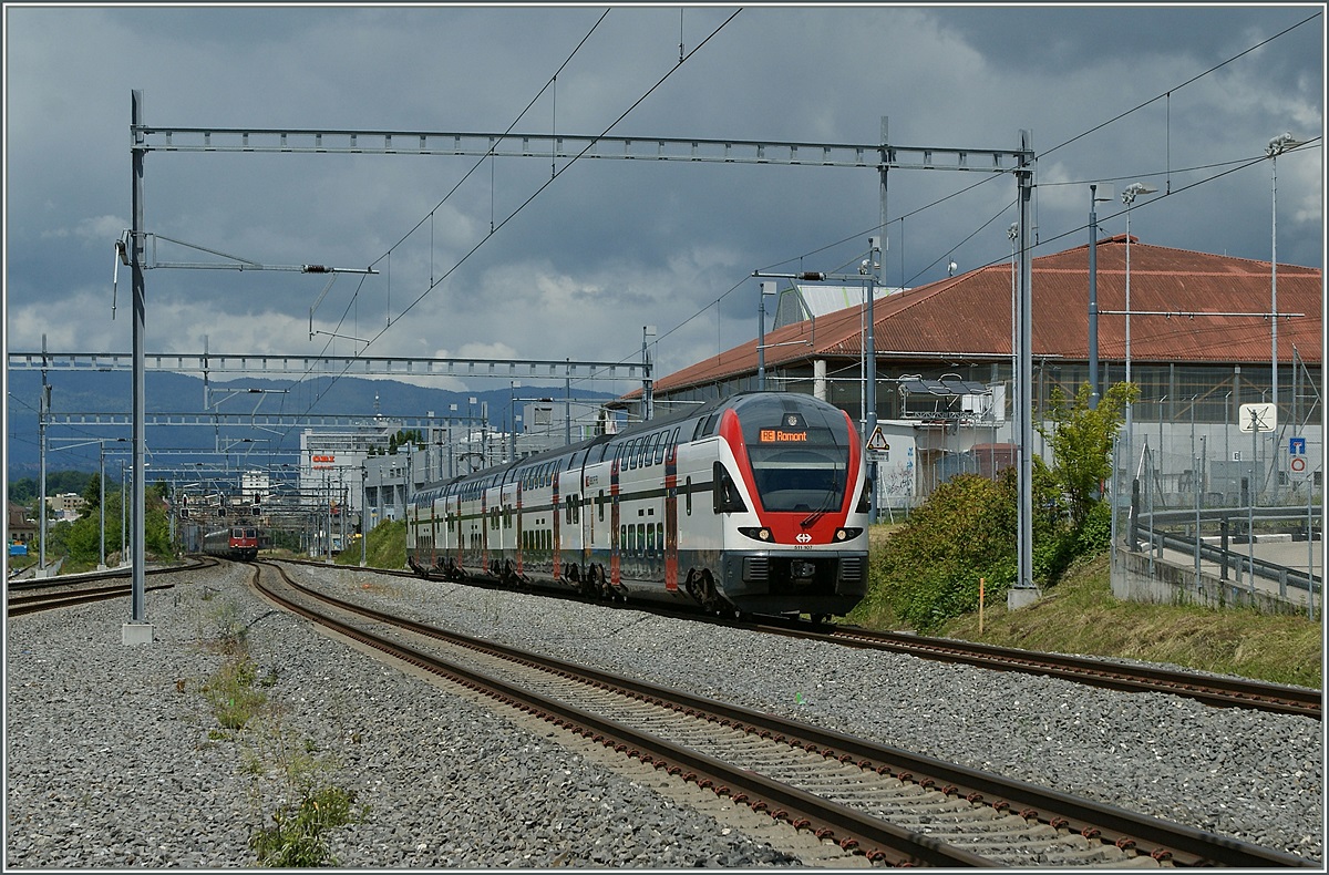 SBB RABe 511 als RE nach Romont bei der Durchfahrt in Prilly-Malley. Im Hintergrund folgt schon der IR nach Brig 
24. Mai 2013 