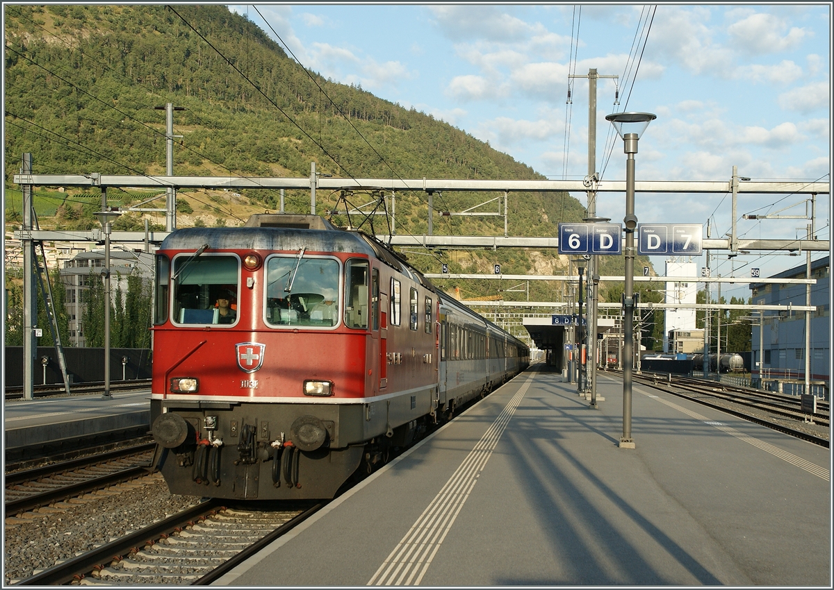 SBB Re 4/4 II 11138 mit eienn IR von Genève-Aéroport nach Brig beim Halt in Visp.
29. Aug. 2013 