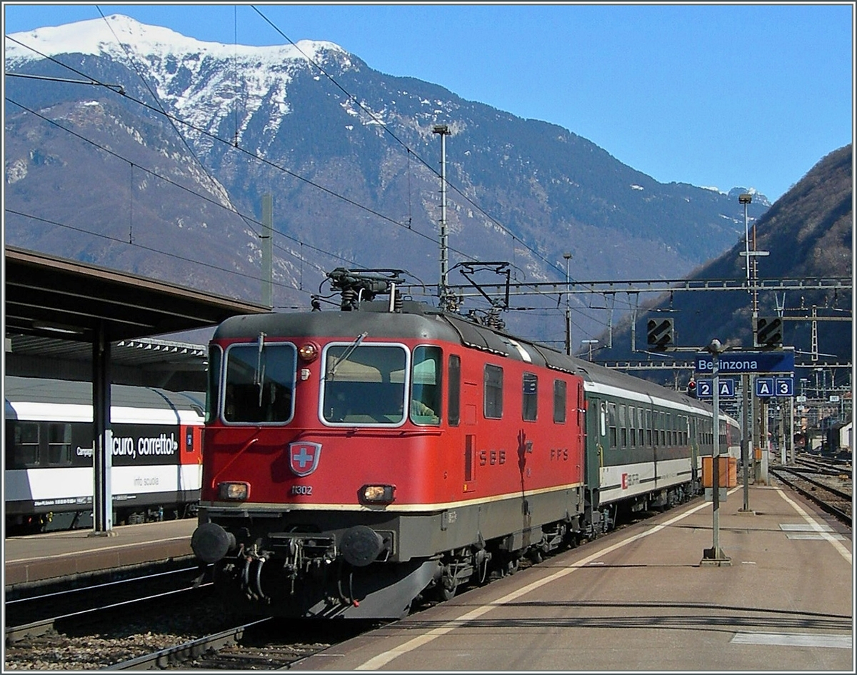 SBB Re 4/4 II 11302 ereicht mit einem Gotthard-Schnellzug Bellinzona.
13. März 2006