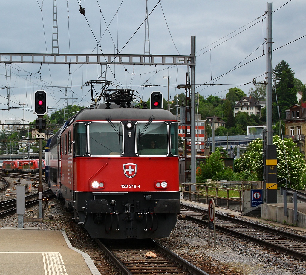 SBB Re 4/4 II 420 216-4 eine neue modernisierte Version für die S-Bahn Zürich fährt hier mit Ihrer 10 Wagen Einheit durch den Bhf von Schaffhausen. Gruß an die freundliche Lokführerin ! 01.06.12