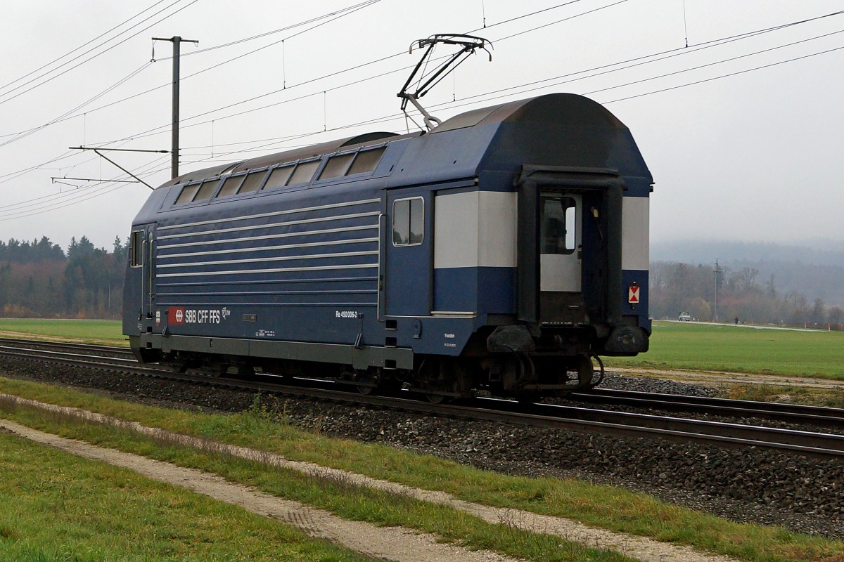 SBB: Re 450 006-2 auf der Fahrt zum SBB-Industriewerk Yverdon les Bains. Die Aufnahme entstand am 27. November 2014 bei Deitingen.
Foto: Walter Ruetsch