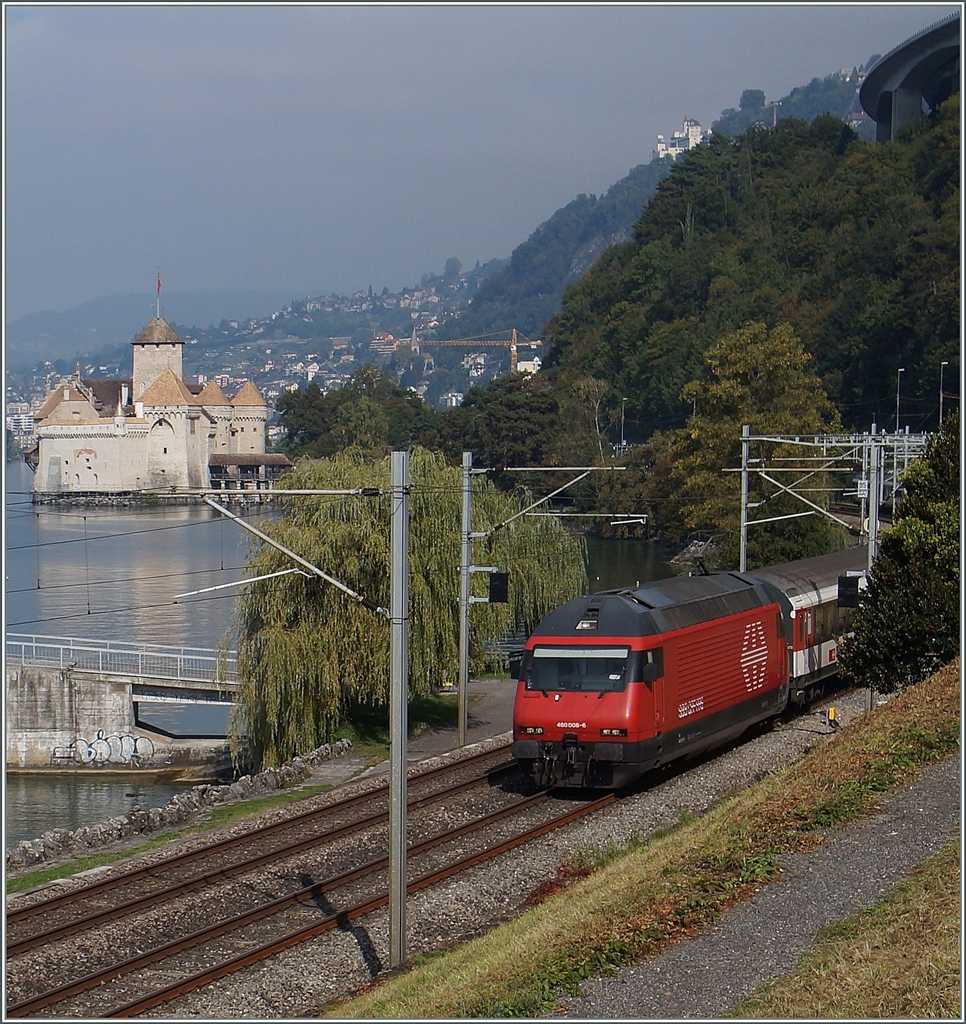 SBB Re 460 005-6 mit einem IR nach Birg beim Château de Chillon.
2. Okt. 2015