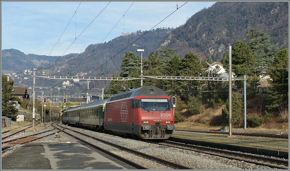 SBB Re 460 031-8 mit einem IR in Villeneuve. 
14.01.2011 