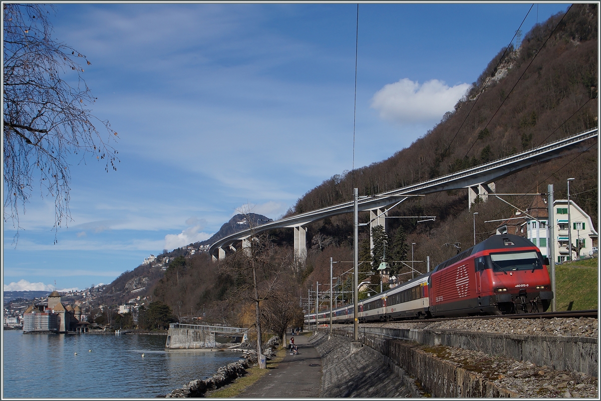 SBB Re 460 073-0 kurz vor Villeneuve. 
3. März 2015