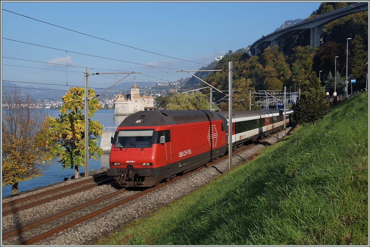 SBB Re 460 079-7 mit einem IR beim Château de Chillon.
21. Ok.t 2015