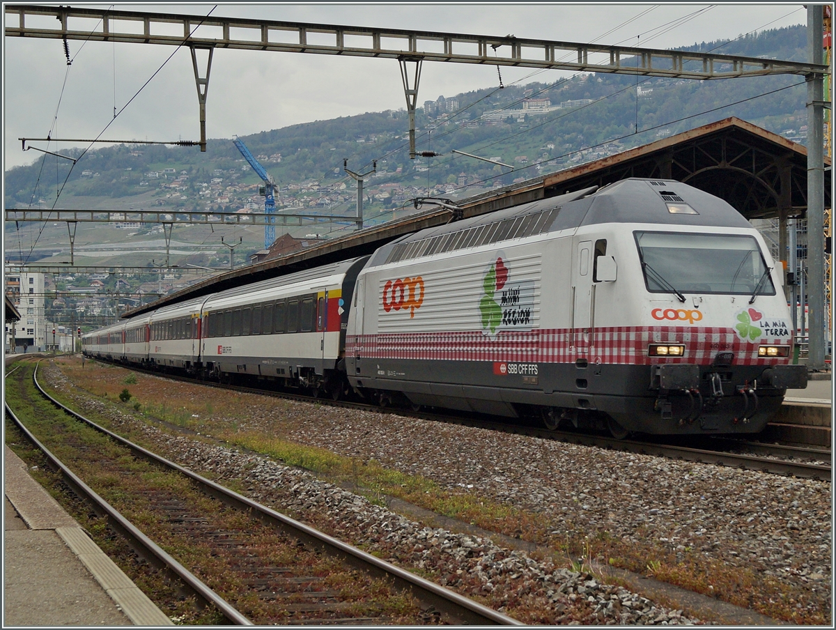 SBB Re 460 083-9  Meine Region  von COOP. Erst auf den zweiten Blick zeigen sich je nachdem wie die Lok gedreht ist, klein (Sprachliche) Unterschiede. 
Vevey, den 18. April 2014