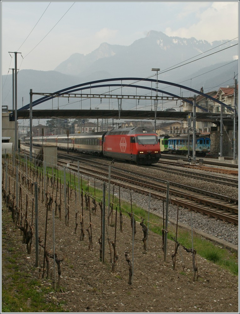 SBB Re 460 089-6 mit einem IR nach Brig verlsst Aigle.
2. April 2013