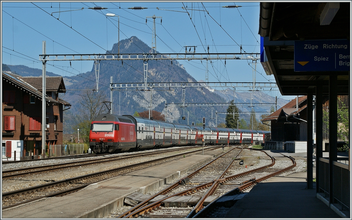 SBB Re 460 mit einem IC 2000 in Leissigen.
09. April 2011