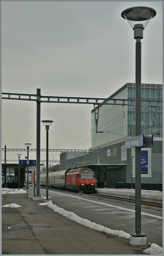 SBB Re 460 mit einem IC bei der Durchfahrt in Prilly-Malley.
25. Jan. 2013