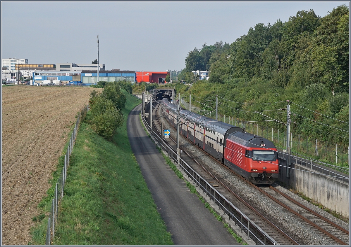 SBB Re 460 mit IR/IC Zügen auf der NBS Mattstetten - Rothrist bei Langenthal. Leider vermitteln die Bilder in keiner Weise die (für hiesige Verhältnisse) sehr hohe Geschwindigkeit der Züge. 

10. August 2020