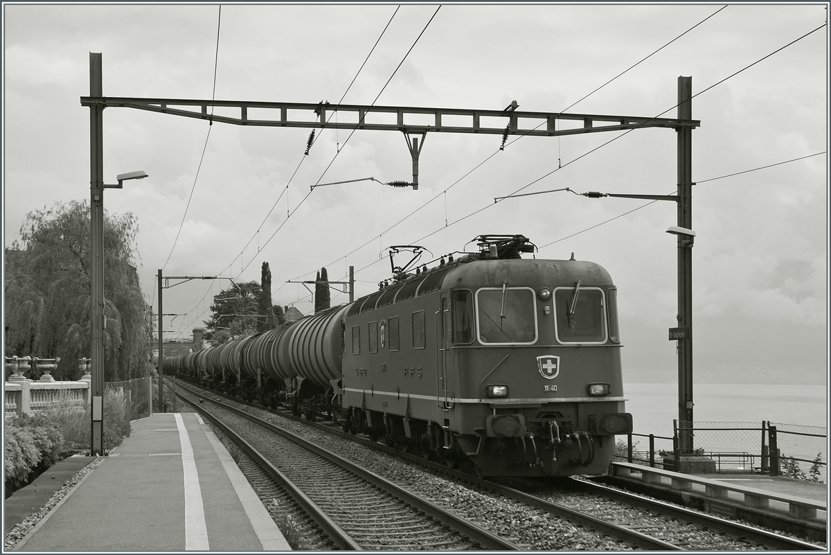 SBB Re 6/6 mit einem Blockzug in St-Saphorin.
28. Mai 2014