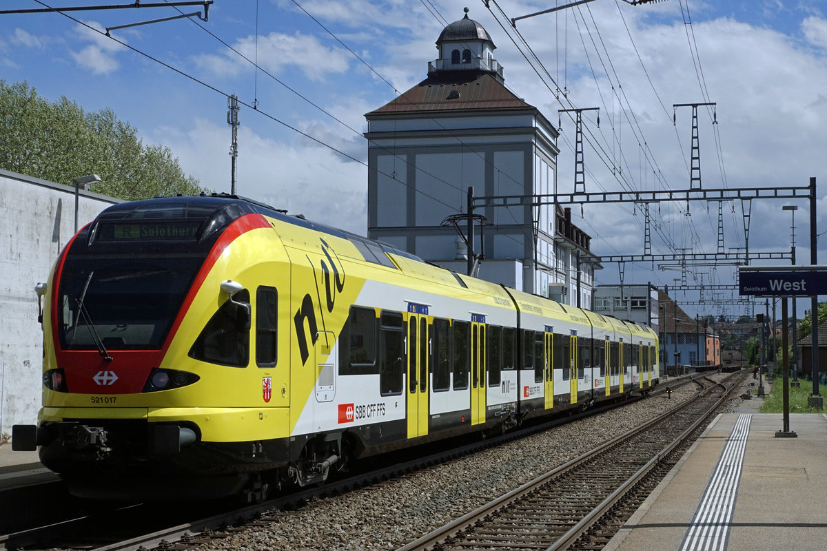SBB: Regio Biel-Solothurn mit RABe 521 017  Muttenz  anlässlich der Bahnhofausfahrt Solothurn-West am 30. April 2018.
Hier handelt es sich um einen eher seltenen Einsatz.
Foto: Walter Ruetsch