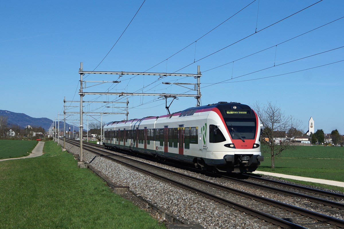 SBB: Regionalzug Olten-Biel mit FLIRT bei Niederbipp am 8. April 2015.
Foto: Walter Ruetsch