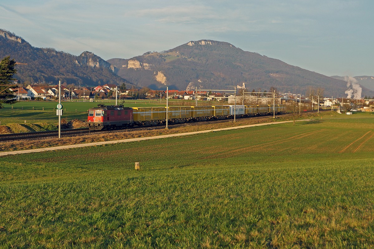 SBB: Whrend der Adventszeit gibte fr die Bahn besonders viele Packete und Briefe zu befrdern. Am 22. Dezember 2014 wurde dieser Postzug mit einer Re 420 bei Niederbipp im letzten Abendlicht fotografiert. Er bindet sich auf der Fahrt vom Postverteilzentrum Hrkingen in die Westschweiz. Im Hindergrund ist das Schloss Neub_Bechburg bei Oensingen erkennbar.
Foto: Walter Ruetsch 