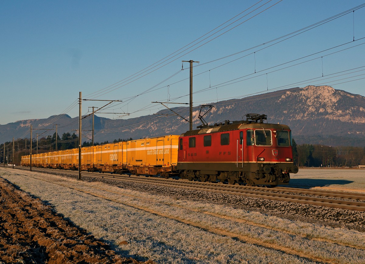 SBB: Weihnachtspost aus der Westschweiz unterwegs zun Postverteilzentrum Hrkingen. Die Aufnahme des Postzuges mit der Re 4/4 || ist am 23. Dezember 2014 bei Deitingen entstanden.
Foto: Walter Ruetsch