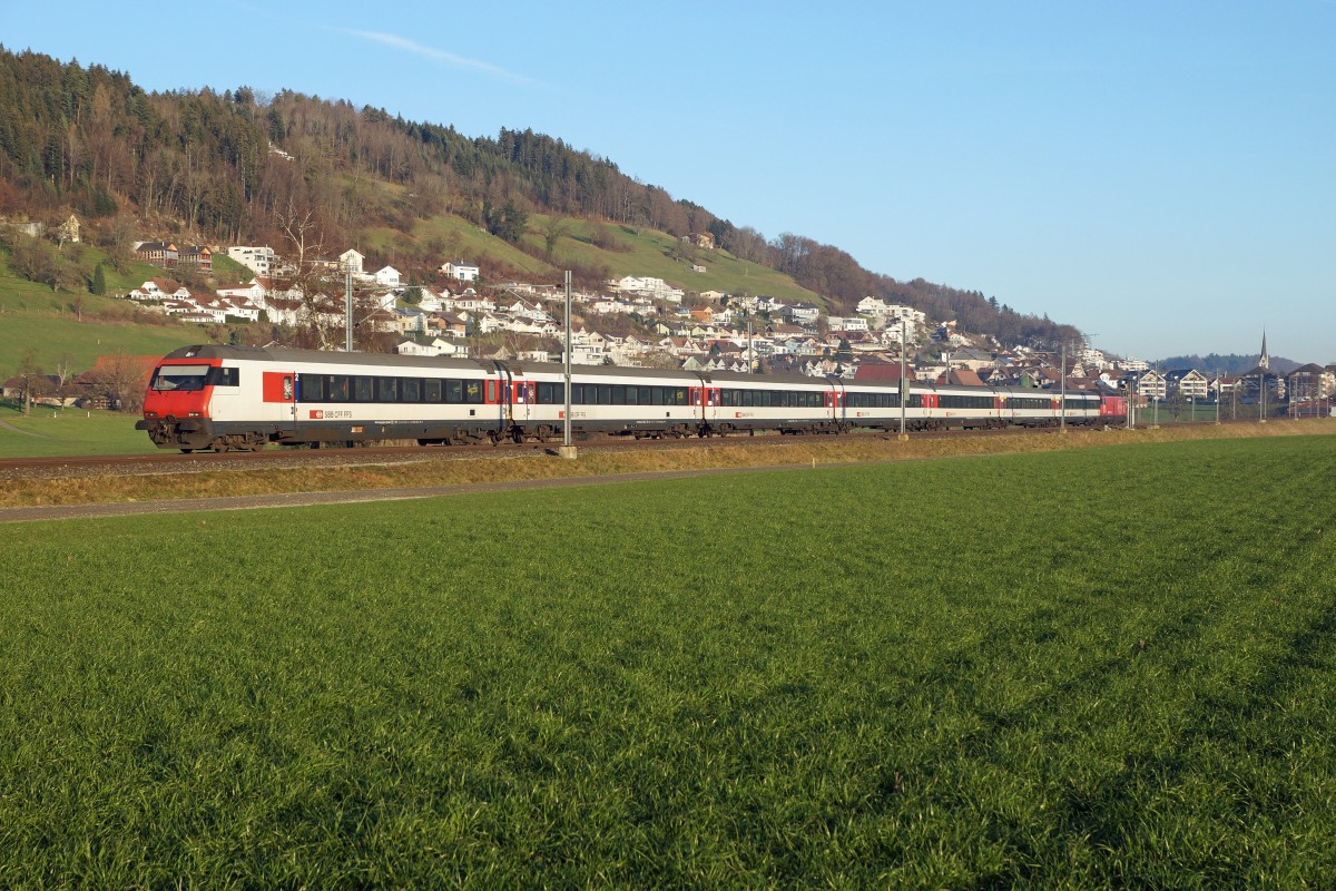 SBB: Wie sich an einem sehr schönen Dezembertag die Fotostelle bei Egolzwil innert einer Stunde veränderte, ist ersichtlich anhand der beiden Aufnahmen vom 17. Dezember 2015. Während der stilreine EW IV-Pendel noch in seiner ganzen Länge ersichtlich ist, ist der ICN leider nur noch sehr schwer zu erkennen.
Foto: Walter Ruetsch