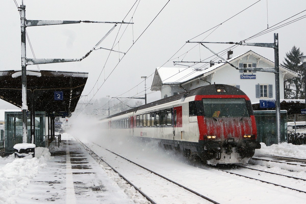 SBB: Winterstimmung für Allwetterfotografen in Deitingen am 29. Dezember 2014. Verewigt wurde ein IR Konstanz-Biel bei der Bahnhofsdurchfahrt Deitingen. Die rote Re 460 am Zugsschluss ist nur noch schwer zu erkennen im enormen Schneestaub.
Foto: Walter Ruetsch 