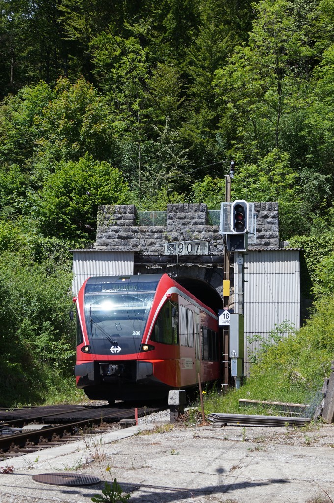 SBB/BLS: Der ehemaligen SMB-Linie von Solothurn nach Moutier droht erneut das Aus. Nach den Sommerferien wird das Bundesamt für Verkehr (BAV) mit den Kantonen Solothurn und Bern über die Zukunft der Bahn sprechen. Diese Diskussion ausgelöst haben erstens der sehr tiefe Kostendeckungsgrad von lediglich 22 Prozent sowie die dringende Sanierung des Weissensteintunnels  für 170 Millionen Franken. Die frühere SMB wurde bereits mehrmals Tod gesagt. Bereits im Jahre 1996 setzten sich die von der Stillegung der Bahn bedrohten Regionen auf beiden Seiten des Juras erfolgreich für den Erhalt der Bahn ein. Vielleicht werden bald keine roten SBB-GTW'S mehr durch den 3'700 m langen Weissensteintunnel rattern wie am 24. Mai 2014.
Foto: Walter Ruetsch 