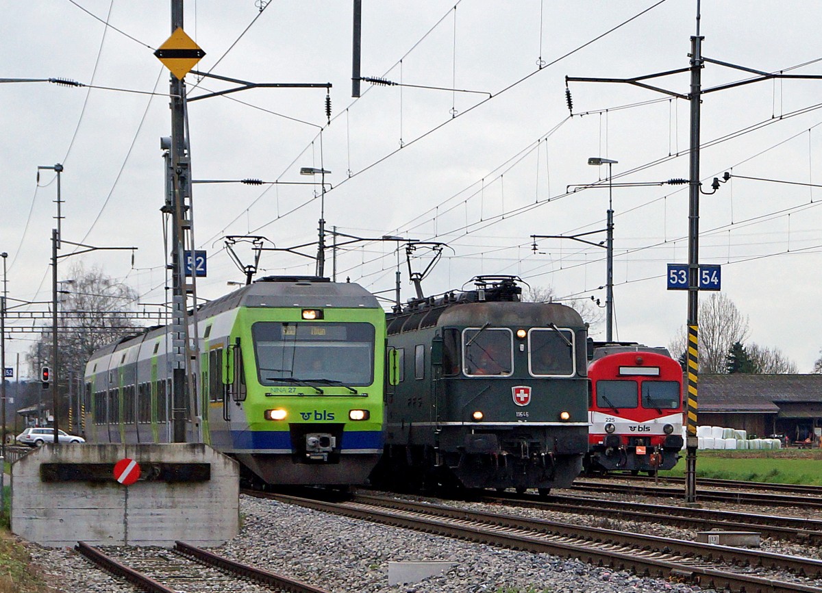 SBB/BLS:  SCHNAPPSCHUSS DES TAGES  mit RABe 525-027 NINA, Re 6/6 11646 BUSSIGNY und RBDe 566 225-9 in Wiler bei Utzenstorf am 2. Dezember 2014.
Foto: Walter Ruetsch