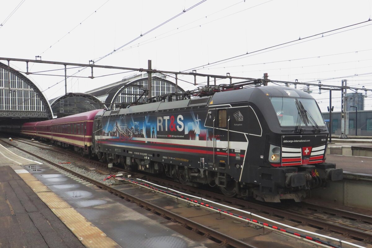 SBBCI 193 701 zieht der Leerganitur von einen Nachtzug aus Amsterdam Centraal aus am 22 Jänner 2022.