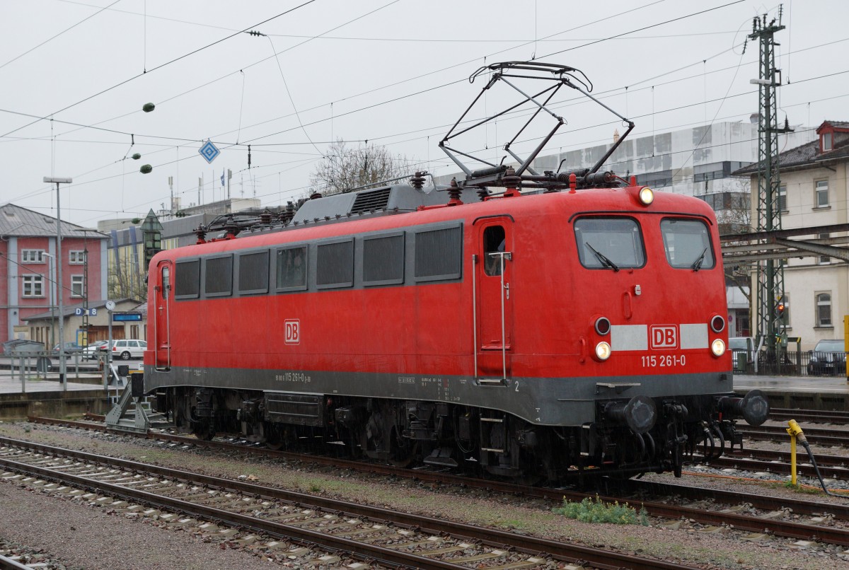 SBB/DB: Fotografieren in Singen am 20. November 2015 trotz starkem Wind und Dauerregen. Die 115 261-0 auf einem Abstellgeleise in Singen auf ihren nchsten Einsatz wartend.
Foto: Walter Ruetsch 
