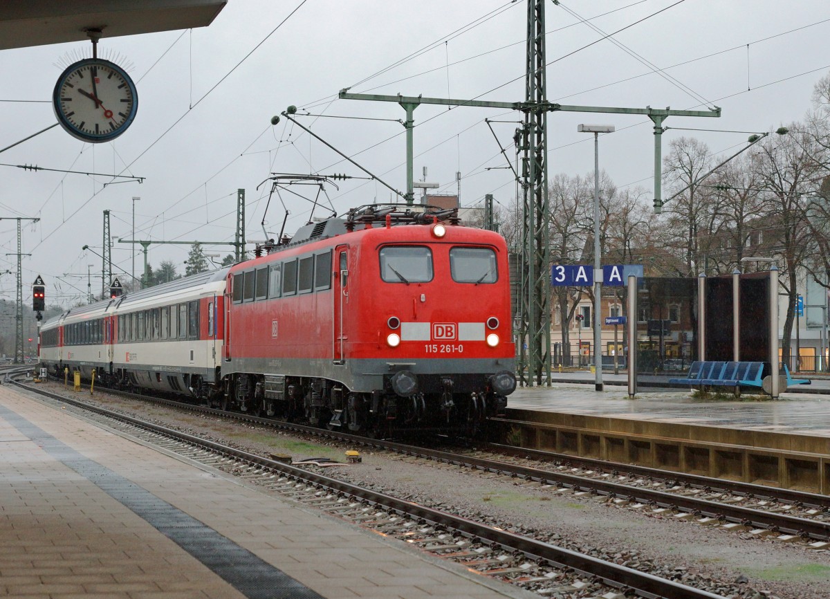 SBB/DB: Fotografieren in Singen am 20. November 2015 trotz starkem Wind und Dauerregen. Pnktliches eintreffen des IC Stuttgart - Zrich in Singen mit der 115 261-0.
Foto: Walter Ruetsch 