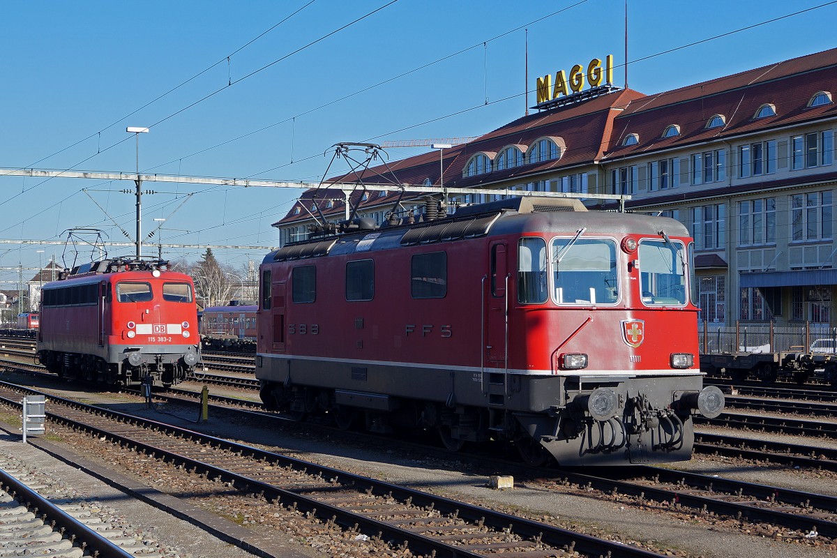 SBB/DB: Gemeinsam warten am 20. Februar 2015 in Singen die SBB Re 4/4 11111 und die DB Autozug 115 383-2 auf ihre nchsten Einstze.
Foto: Walter Ruetsch