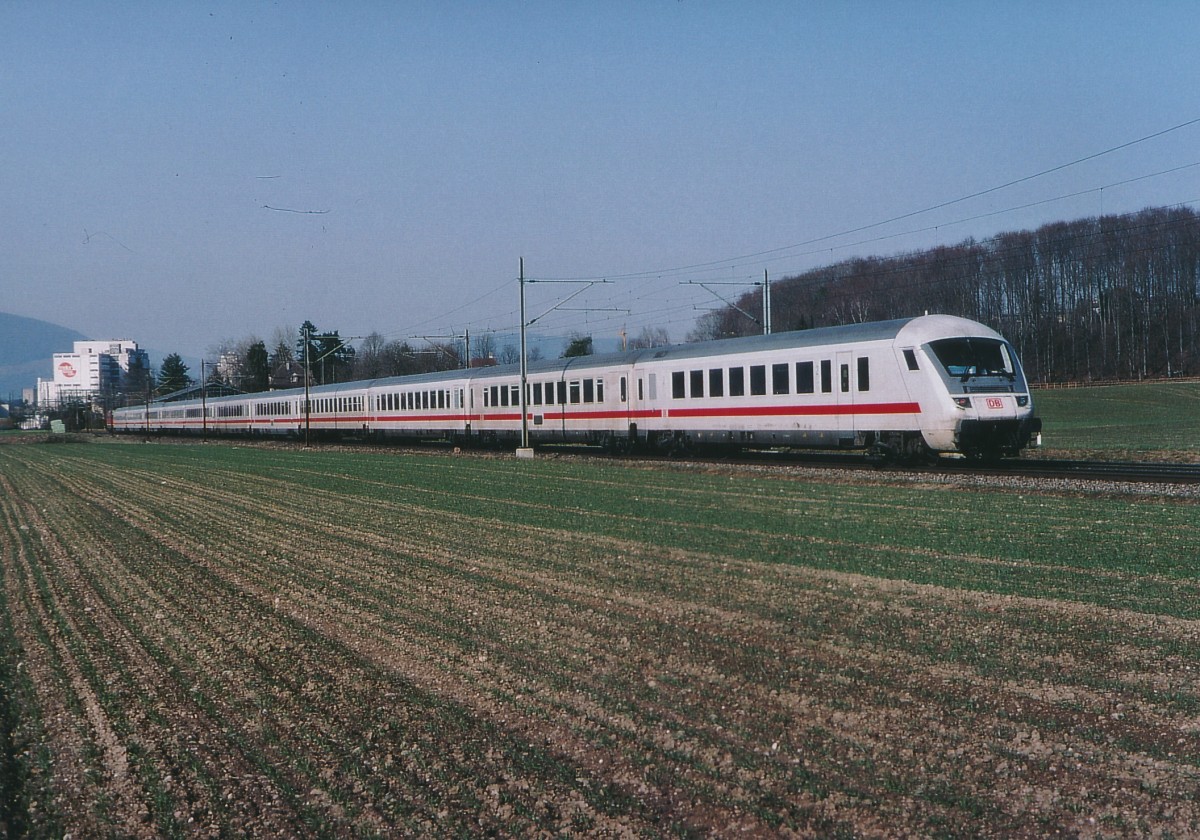 SBB/DB: IC mit Re 4/4 II auf der alten Stammstrecke Bern-Olten bei Herzogenbuchsee im Jahre 2004. An der Neubaustrecke wurde zu dieser Zeit noch fleissig gebaut.
Foto: Walter Ruetsch