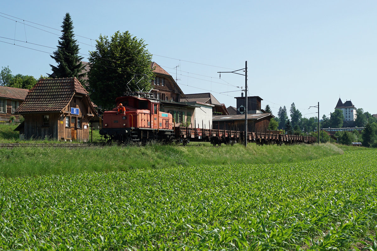 SBB/RUWA AG: Die ehemalige SBB Ee 3/3 16403 mit Baujahr 1944 befindet sich im Privatbesitz der Firma RUWA, Drahtschweisswerk AG Sumiswald. Die von SLM/BBC/MFO/SAAS erbaute 73 jährige Rarität mit Stangenantrieb gelangt auch im Jahre 2017 noch oft auf einem kurzen Abschnitt der am 29. Mai 1994 auf Busbetrieb umgestellten VHB Strecke Sumiswald-Grünen - Wasen zum Einsatz für die Zu- und Abfuhr der RUWA AG. Auf dieser Strecke verkehren nur noch selten Museumszüge von VHE und DBB. Leermaterialzug mit der Ee 3/3 16403 beim Passieren der früheren Bahnstation EI am 19. Juni 2017. Erfreulicherweise hat das historische fotogene Stationsgebäude überlebt.
Foto: Walter Ruetsch  