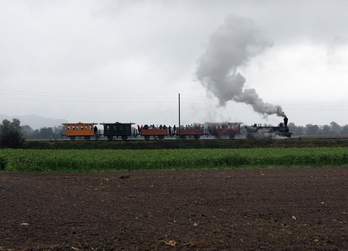 SBB/SCB: Ec 2/5 28  Genf  (1858) anlsslich einer Sonderfahrt bei  Schlechtwetterstimmung  auf dem bereits seit mehreren Jahren fr den Personenverkehr stillgelegten SBB-Streckenabschnitt Solothurn-Bren an der Aare. Die Aufnahme ist am 16. Oktober 2010 entstanden.
Foto: Walter Ruetsch