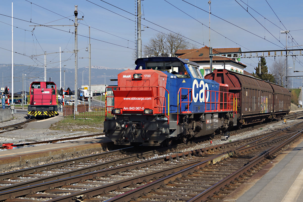 SBB/Travys: SBB Cargo Am 843 067-0 und Travys Em 3/3 3 Henschel in Chavornay am 14. März 2017.
Foto: Walter Ruetsch 