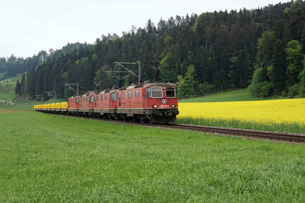 SBB/VHB: Sehr seltener Güterzug Gettnau-Rangierbahnhof Zürich Limmattal mit einer Re 16/16 zwischen Gettnau und Zell unterwegs am 3. Mai 2018. Vom Lokführer Simon Bütikofer wurde diese interessante Traktion bestehend aus Re 420 298-2, Re 420 277-6, Re 420 256-0 sowie der Re 420 292-5 überführt.
Foto: Walter Ruetsch
