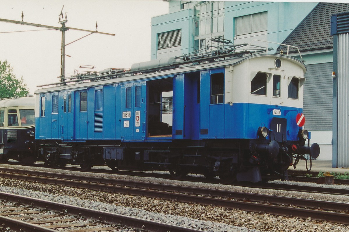 SBB/VHS: Wegen Umbauarbeiten des Verkehrshauses Luzern wurden im Jahre 2003 die Ae 8/14 11852 (1940), der BN Be 2/4 722 und der De 4/4 18518 (1928) in das Depot Olten ausgelagert. Die Ueberfuhr Luzern-Olten erfolgte mit einer Re 4/4 ||.
Foto: Walter Ruetsch 