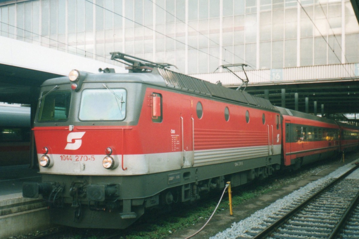 Scanbild von 1044 270 in München Hbf am 26 Dezember 2003. 