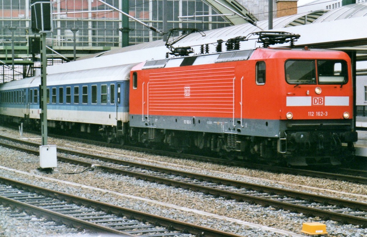 Scanbild von 112 162 in Berlin Ostbahnhof am 8 November 1999.