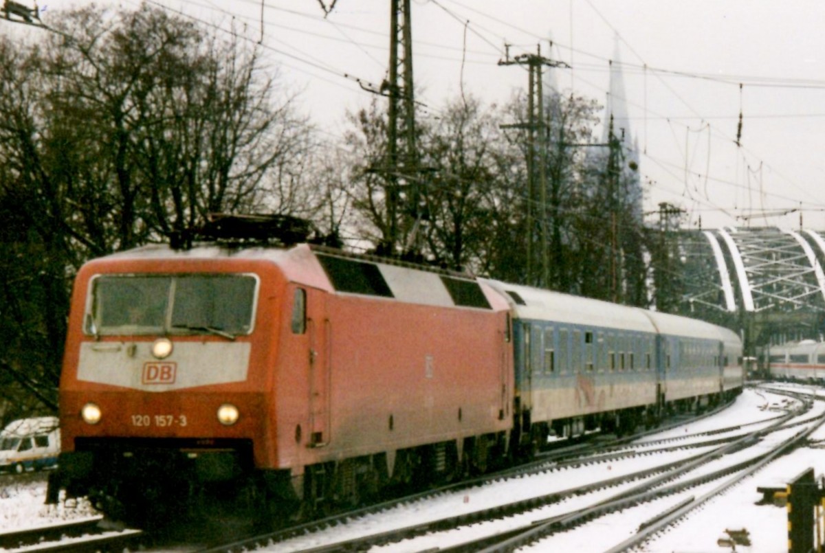 Scanbild von 120 157 in Kln Deutz am 13 Jnner 2000.