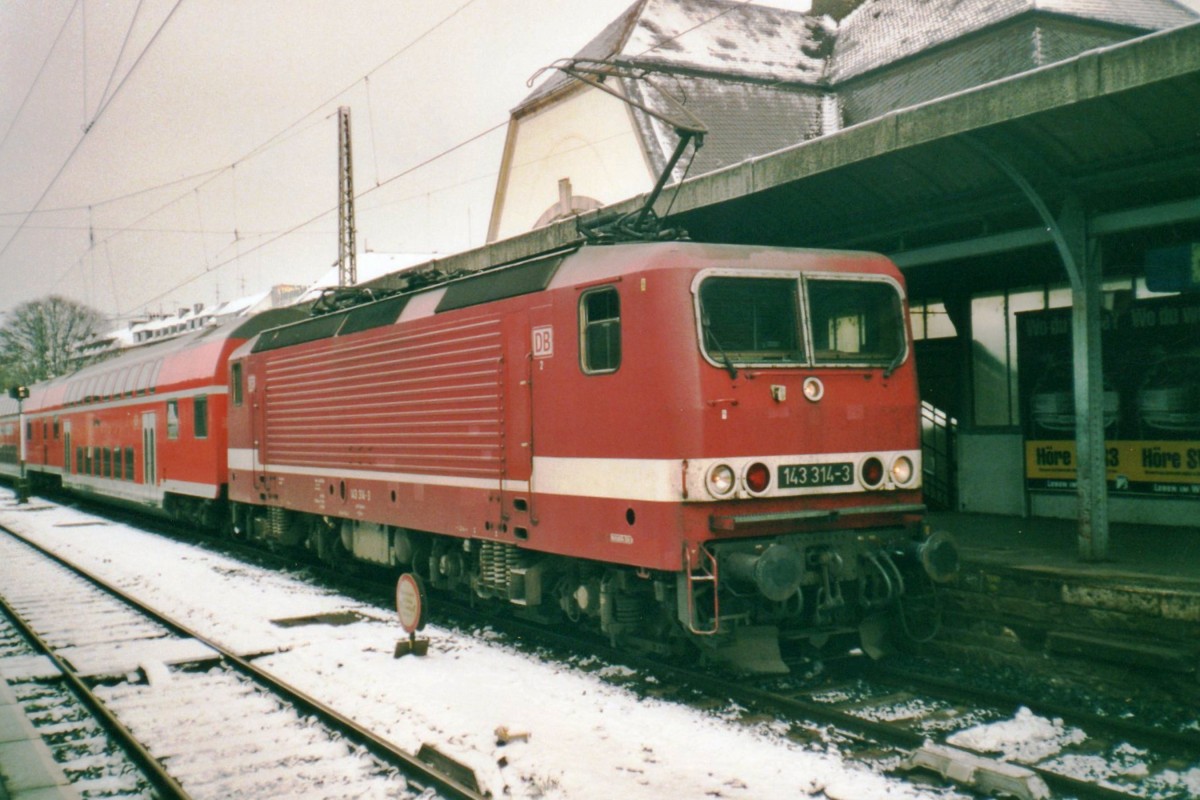 Scanbild von 143 314 in Koblenz Hbf am 13 Januar 1999.