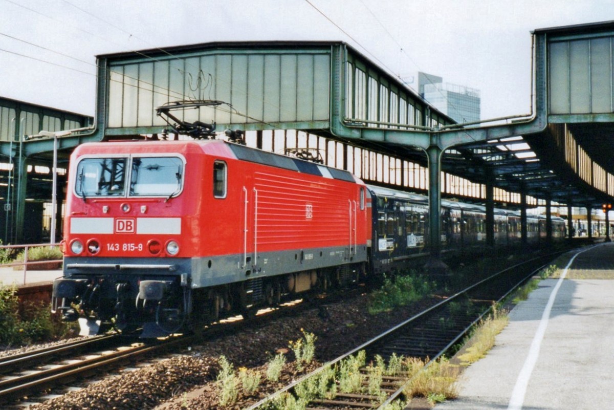 Scanbild von 143 815 mit Werbe-S-Bahn in Duisburg Hbf am 12 Juni 2002.