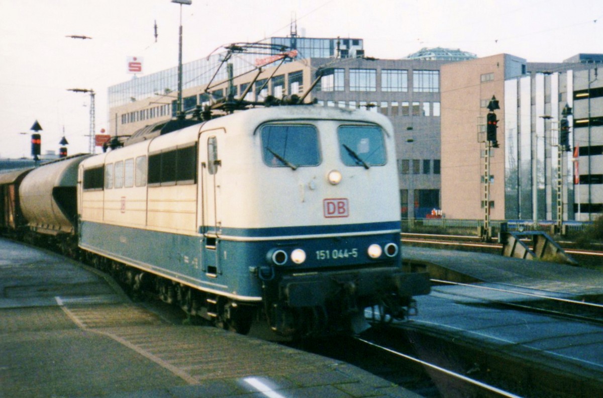 Scanbild von 151 044 in Mnchengladbach am 5 November 1999.