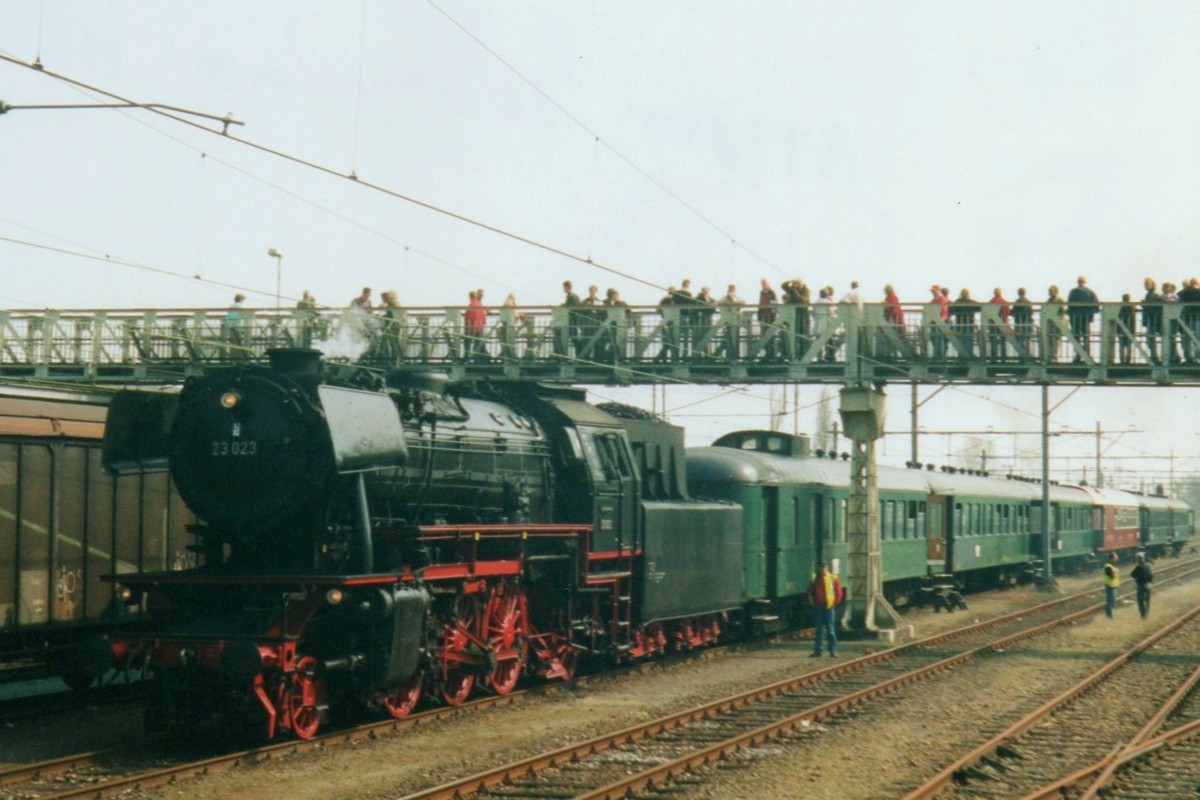 Scanbild von 23 023 mit Dampfsonderzug in Geldermalsen am 23 April 2004.