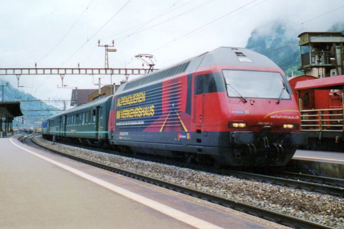 Scanbild von 460 080 mit das 1. Werbekleid für das VHS, hier am verregneten 26 Mai 2007 in Erstfeld. 