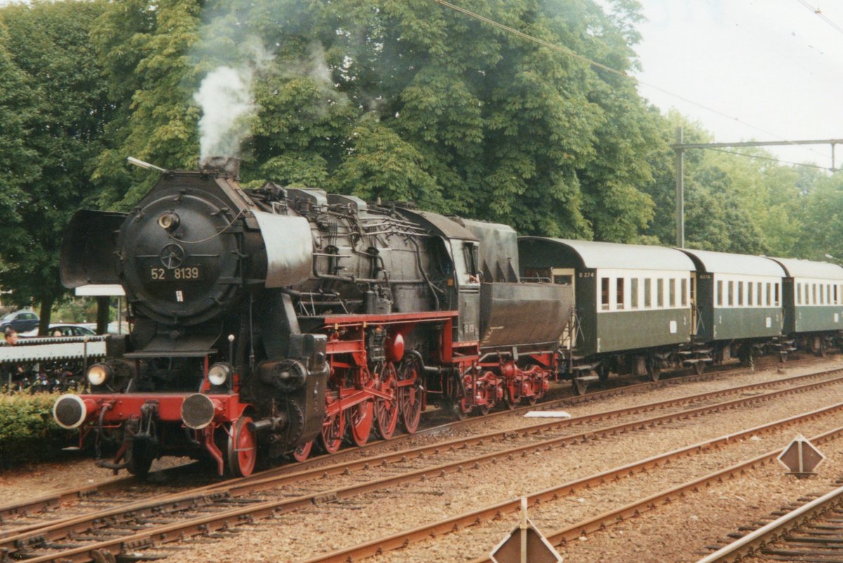 Scanbild von 52 8139 mit BBÖ-Zweiachser in Dieren am 5 September 2000.