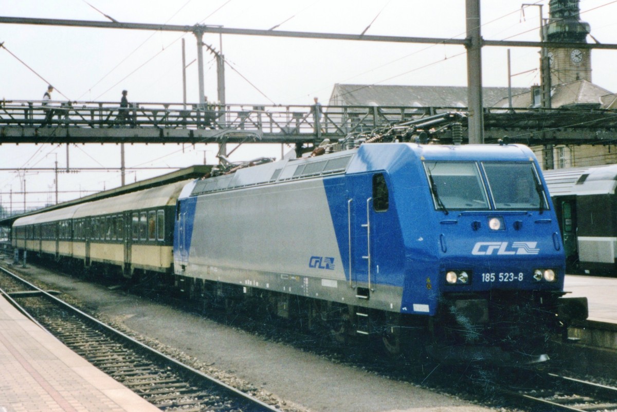 Scanbild von ATC 185 523 in CFL-Dienst mit RE in LUxembourg Gare Centrale am 20 Mai 2004.