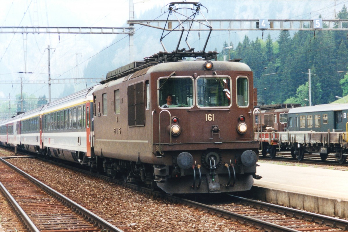 Scanbild von BLS 161 mit SBBEC 'Matterhorn' nach Brig beim Aufenthalt in Kandersteg am 24 Juli 2000.