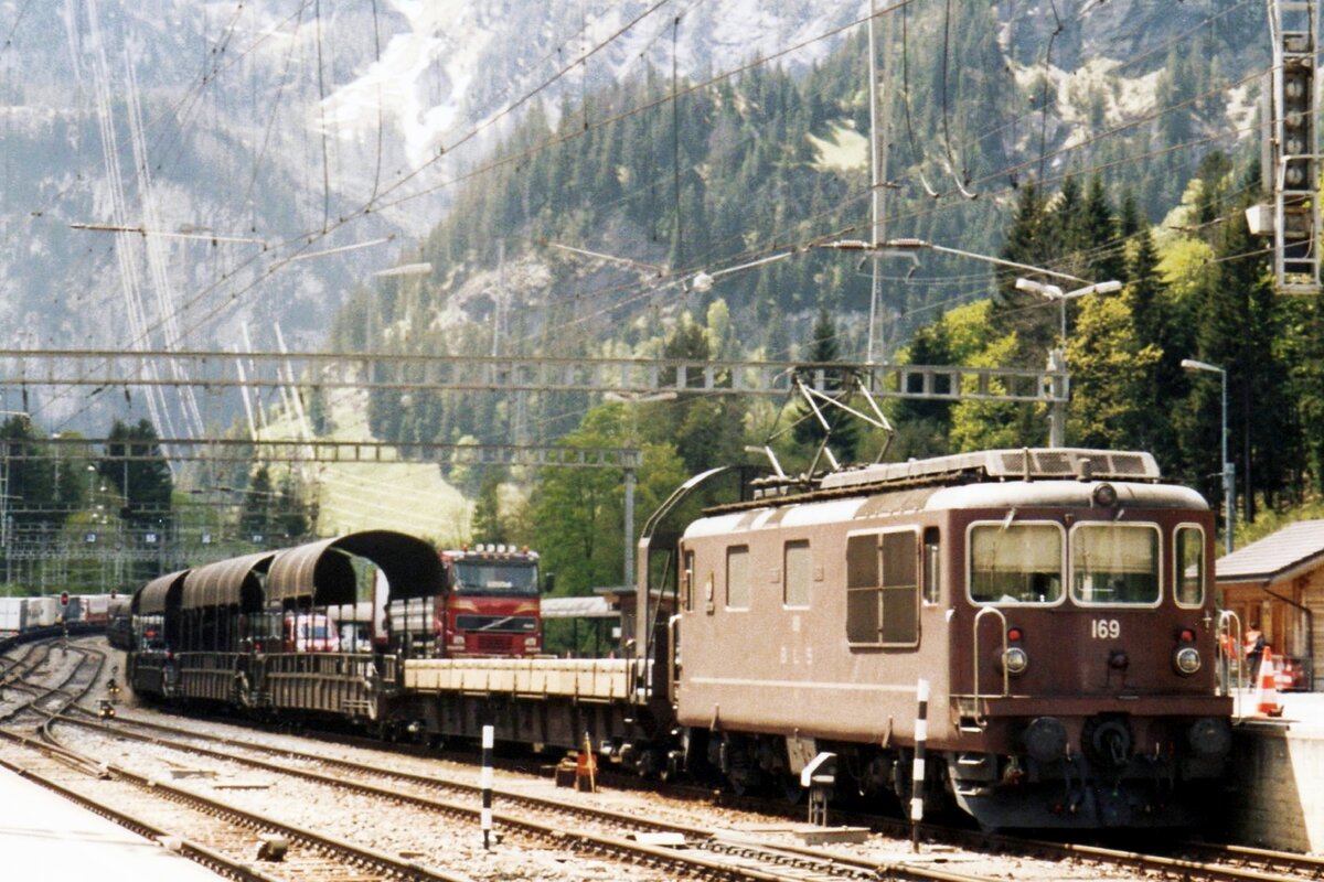 Scanbild von BLS 169 an die Autoverladerampe in Kandersteg am 19 Mai 2006.