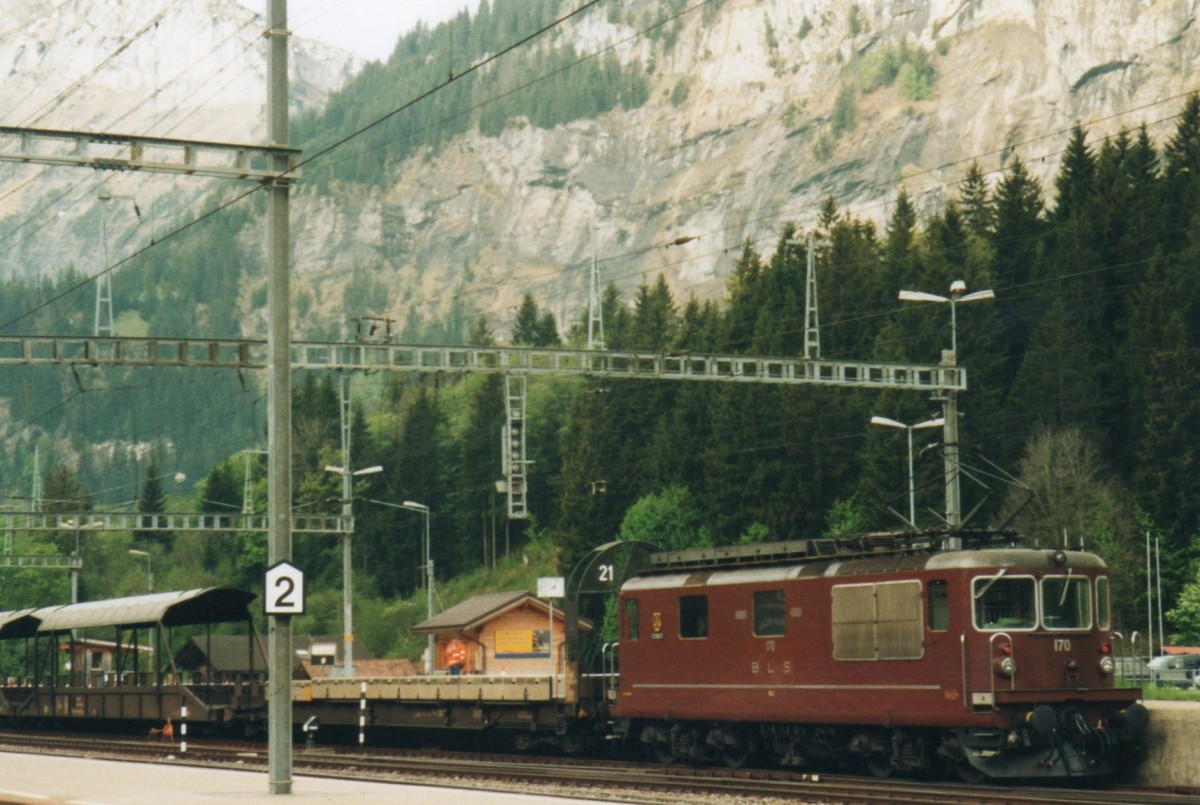 Scanbild von BLS 170 auf der Autoverladerampe in Kandersteg am 24 Mai 2002.