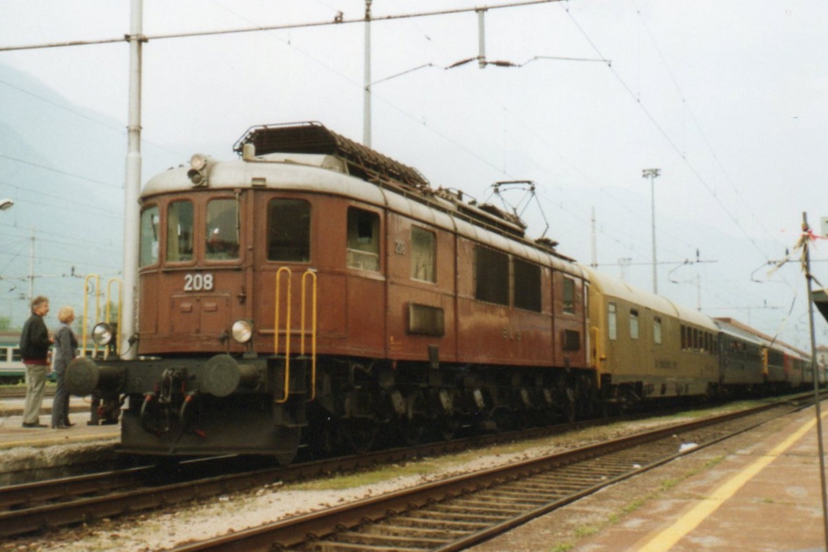 Scanbild von BLS 208 mit Sonderzug in Domodossola am 20 Mai 2006.