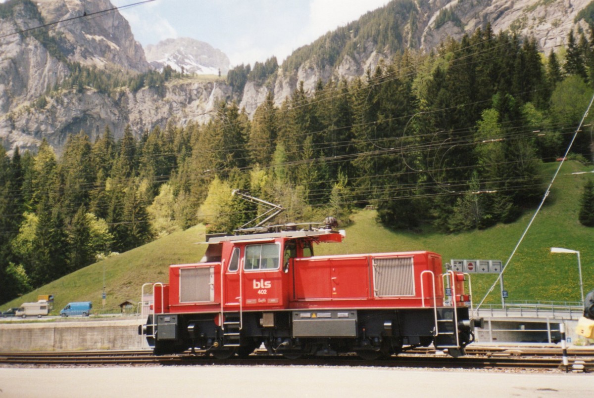 Scanbild von BLS 402 in Kandersteg am 24 Mai 2002.