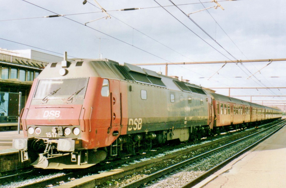 Scanbild von DSB 1517 in sonniges Roskilde am 22 Mai 2004.